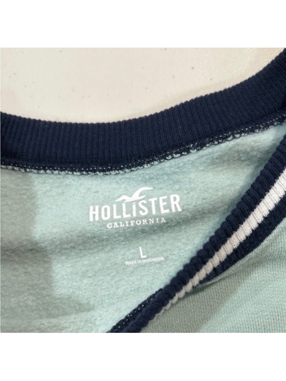 Hollister Manhattan Crewneck Sweatshirt - Picture 3 of 3